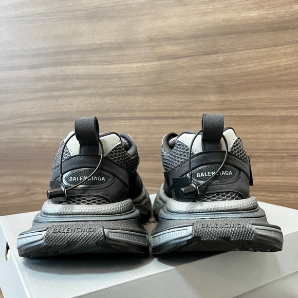 🌴🌴🌴Balenciaga's craftsmanship needs no mention - Picture 3 of 5